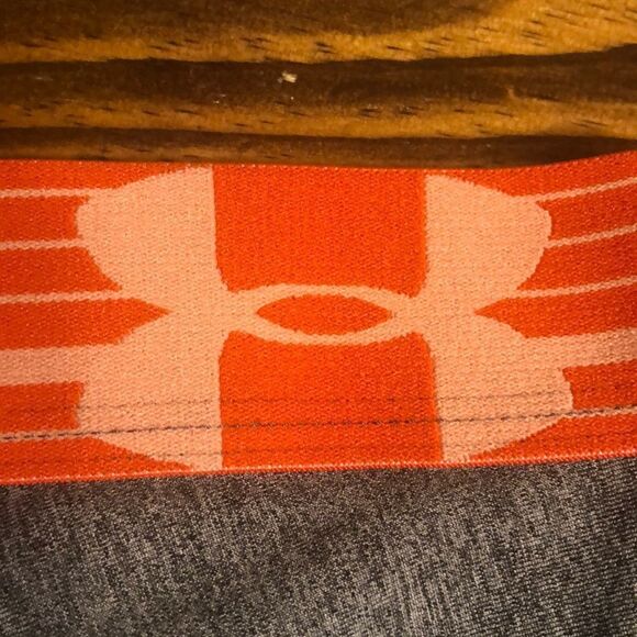 Under Armour Size Med Cropped Workout Pants - Picture 3 of 6